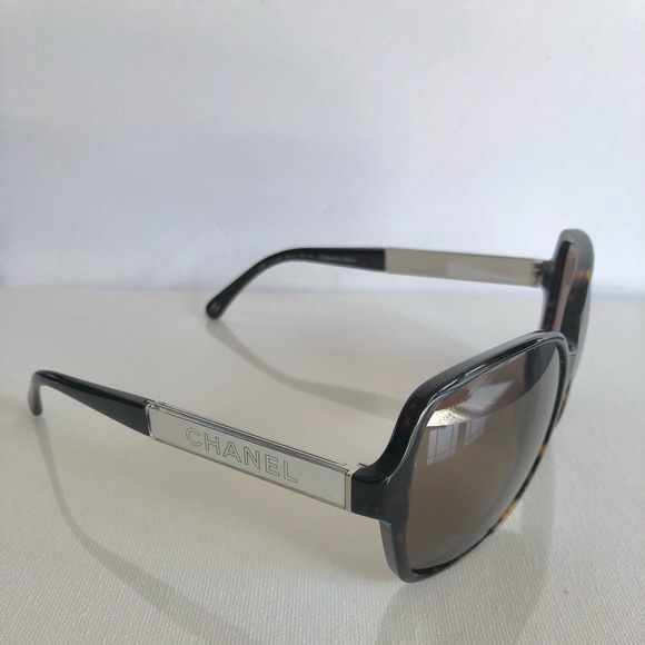 Sunglasses w/case - Picture 2 of 6